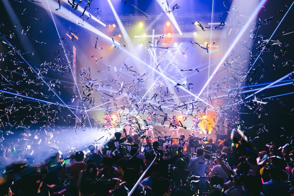 紙吹雪とレーザーに包まれたライブのクライマックス
